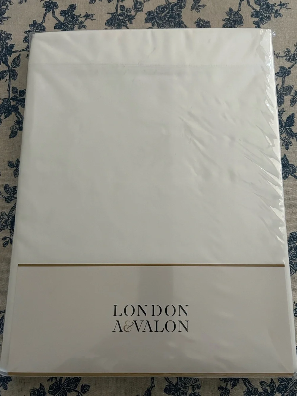 AVALON & LONDON White Flat Sheet - Premium Home Bedding Size King NWT